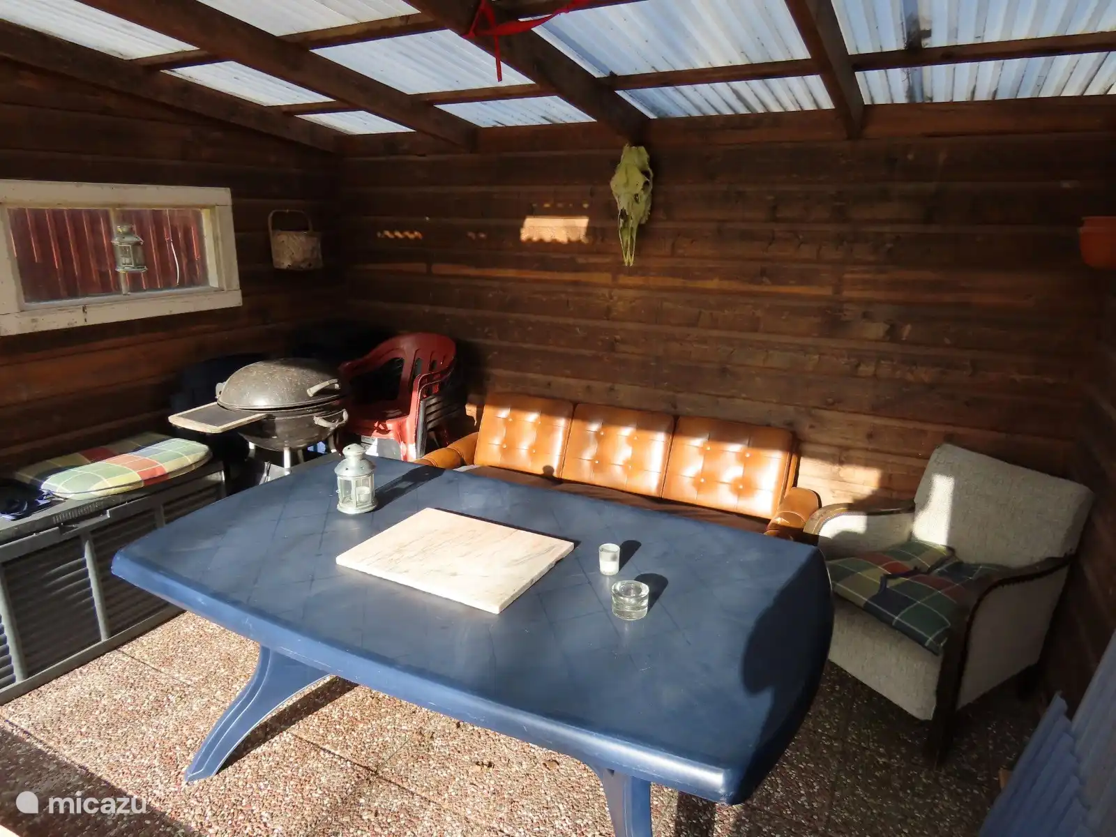 Gartenhaus neben dem Haus. Grill vorhanden.