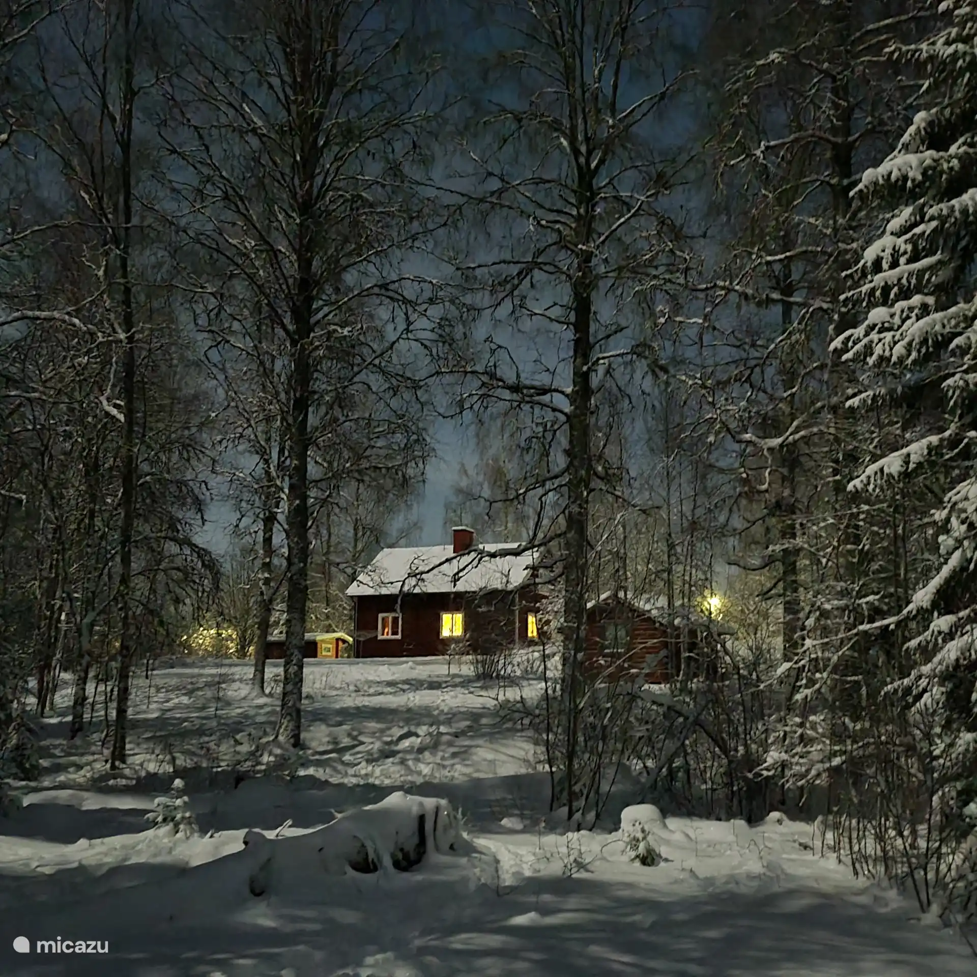 Das Haus vom See aus gesehen bei Vollmond. Es sieht aus wie ein Märchen.