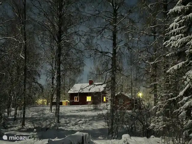 Älvsjö Anderssons en Suecia, Värmland, Lesjöfors - casa vacacional La casa vista desde el lago durante la luna llena. Parece un cuento de hadas.