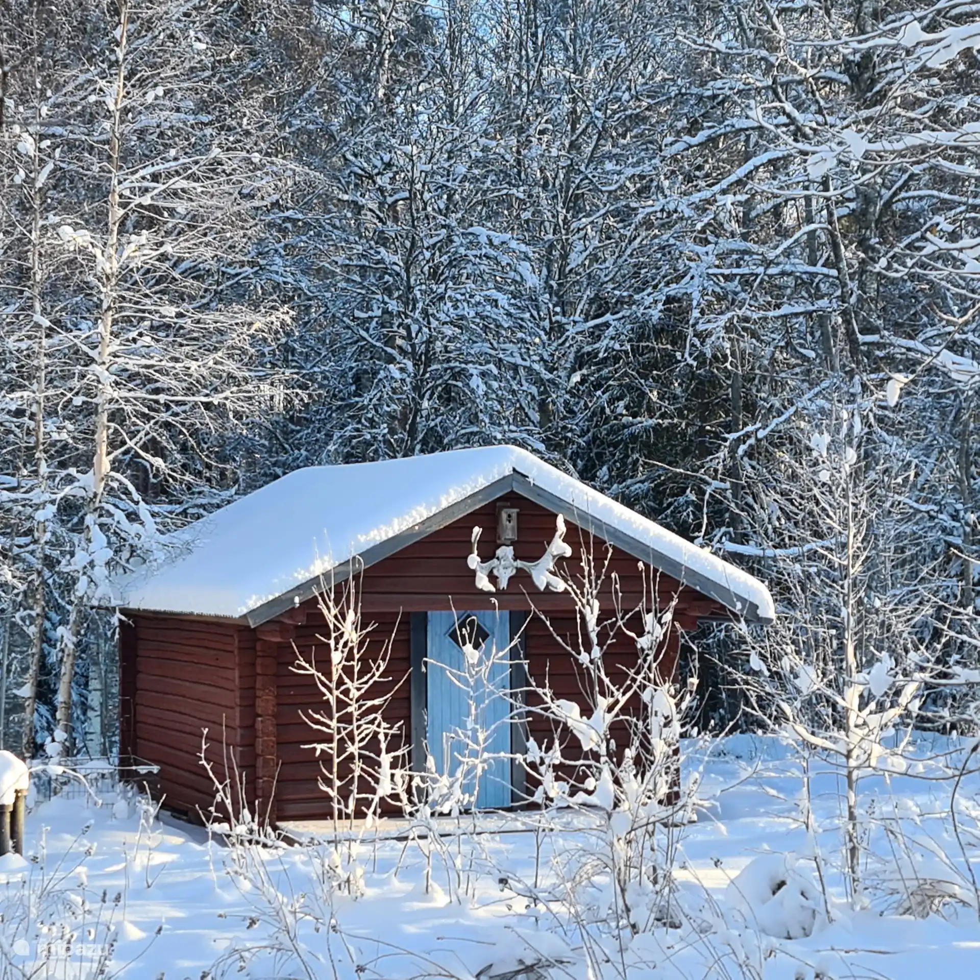 Schwedische Blockhütte am Rande des kleinen Sees