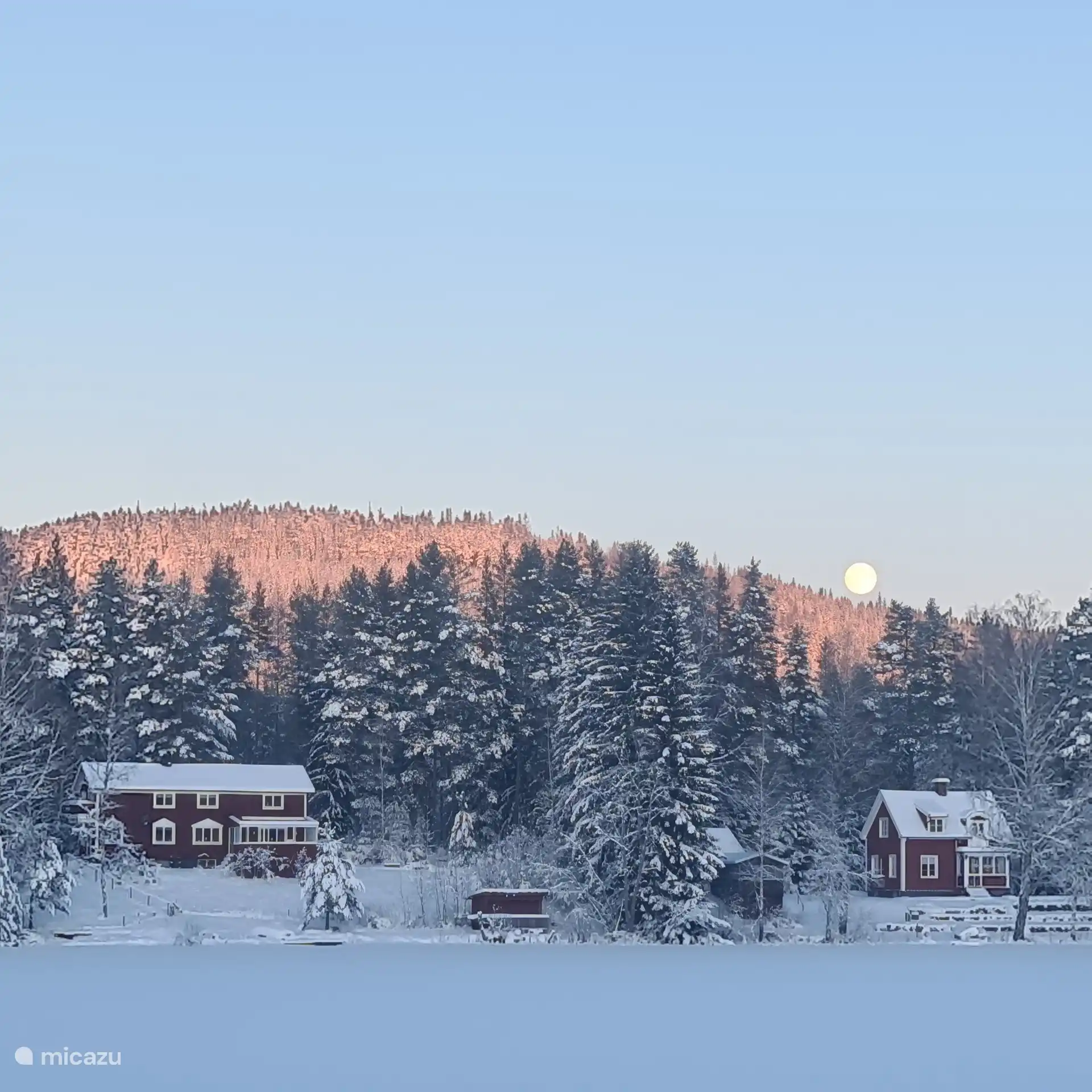 Alvsjohyttan im Winter vom See aus gesehen