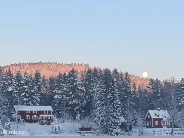 Älvsjö Anderssons en Suecia, Värmland, Lesjöfors - casa vacacional Alvsjohyttan visto desde el lago en invierno