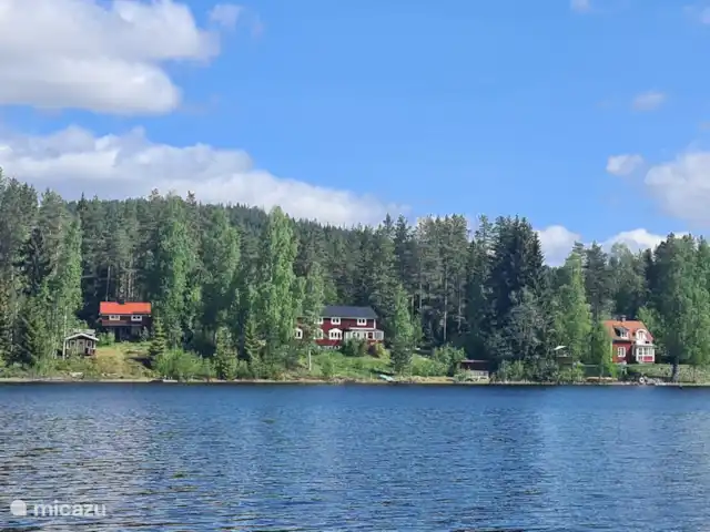 Älvsjö Anderssons en Suecia, Värmland, Lesjöfors - casa vacacional Alvsjohyttan visto desde el lago en verano