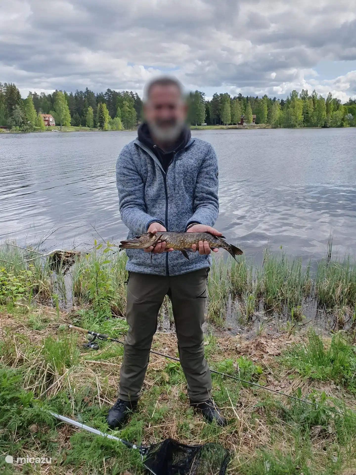 Im großen See kann man gut angeln. Hier gibt es viele Hechte, Barsche und Rotaugen.