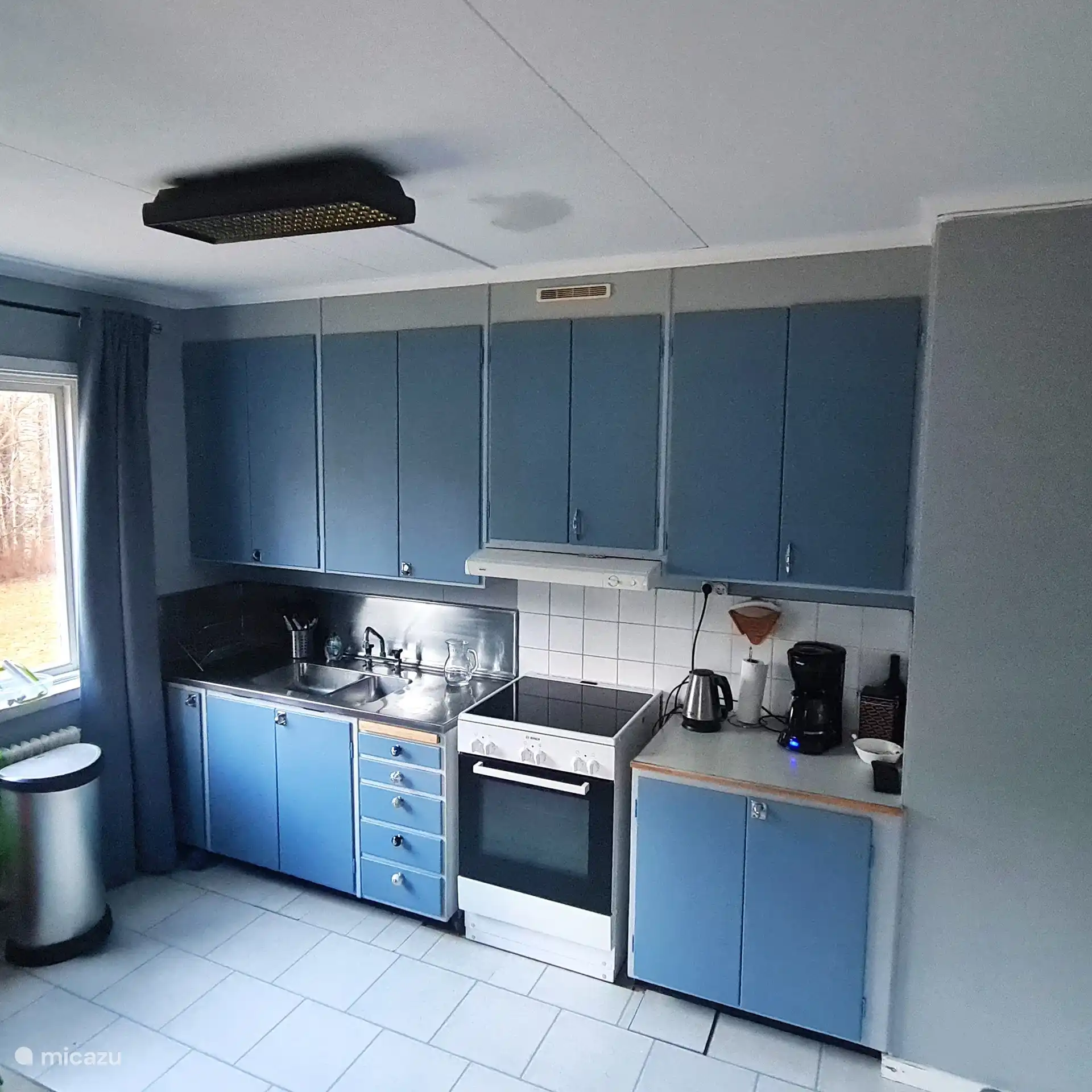 Geräumige, gemütliche Familienküche. Ausgestattet mit Backofen, Cerankochfeld, Mikrowelle und allen anderen Dingen, die man in einer Küche braucht.