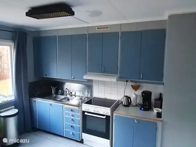 Älvsjö Anderssons en Suecia, Värmland, Lesjöfors - casa vacacional Amplia y acogedora cocina familiar. Equipada con horno, vitrocerámica, microondas y todo lo necesario en una cocina.