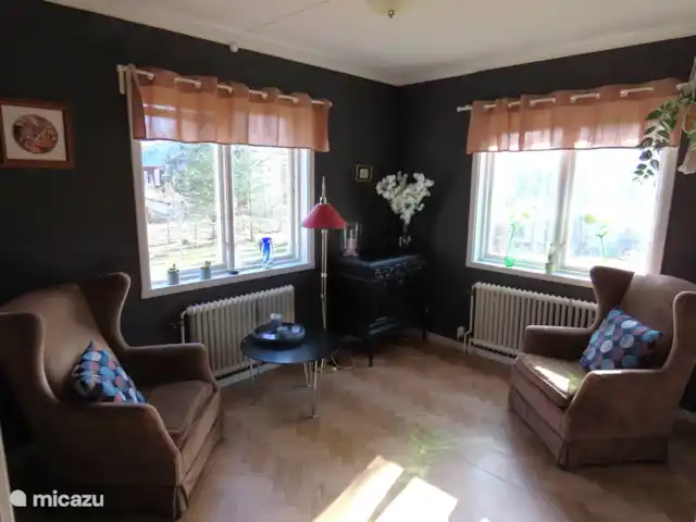 Älvsjö Anderssons en Suecia, Värmland, Lesjöfors - casa vacacional Salón frontal con dos sillones relajantes.