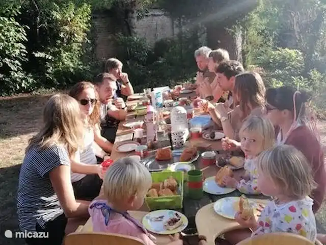 El castillo en Francia, Aisne, Hirson - casa de campo / castillo mesa de picnic para el desayuno bajo el sol de la mañana