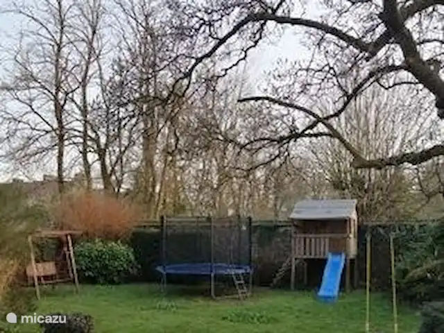 El castillo en Francia, Aisne, Hirson - casa de campo / castillo jardín amurallado para niños