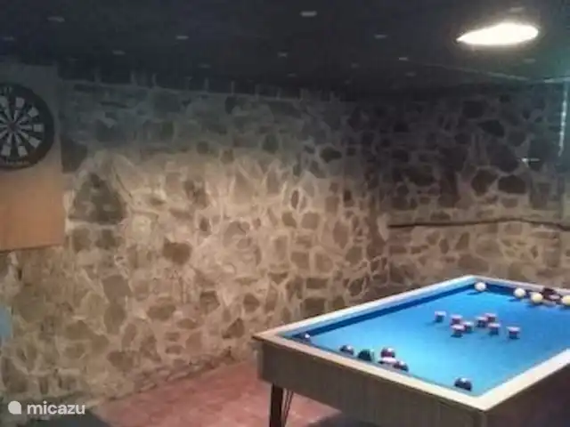 El castillo en Francia, Aisne, Hirson - casa de campo / castillo hombre de las cavernas