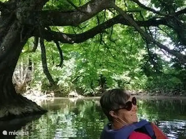 El castillo en Francia, Aisne, Hirson - casa de campo / castillo kayak en la zona