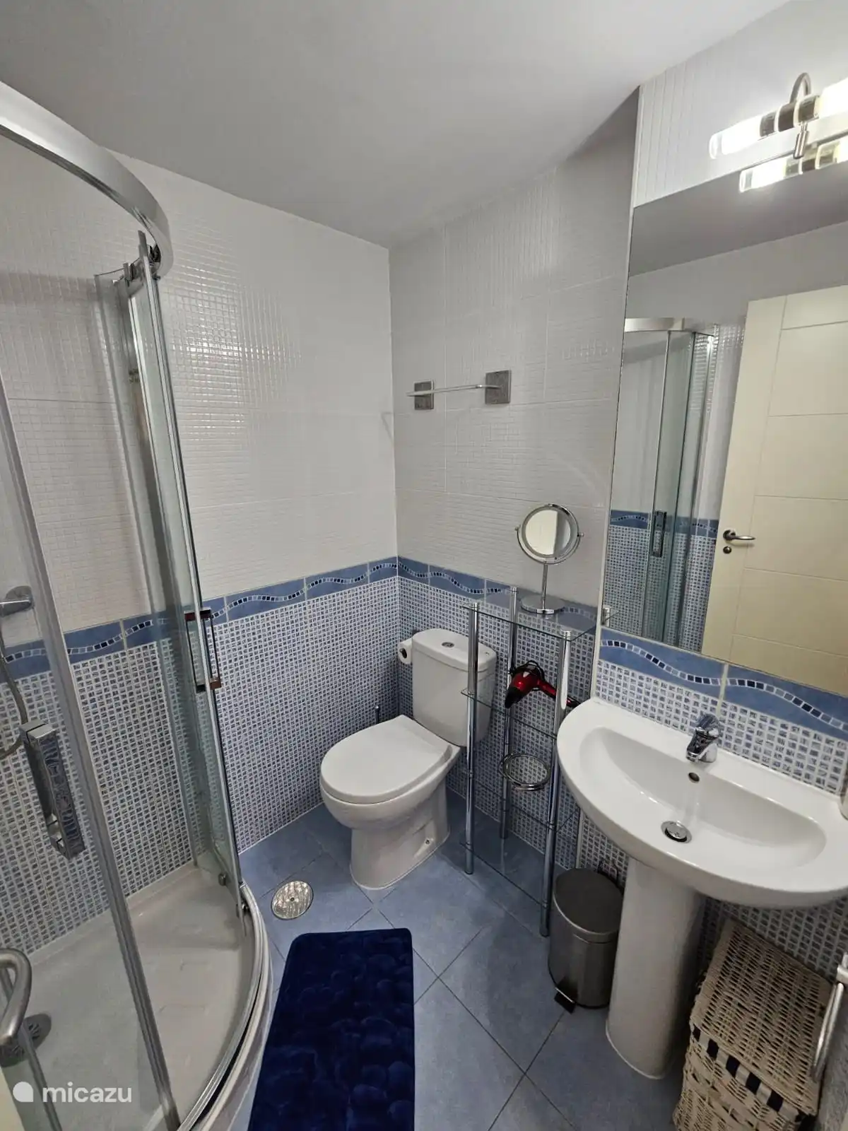 Salle de bain avec douche