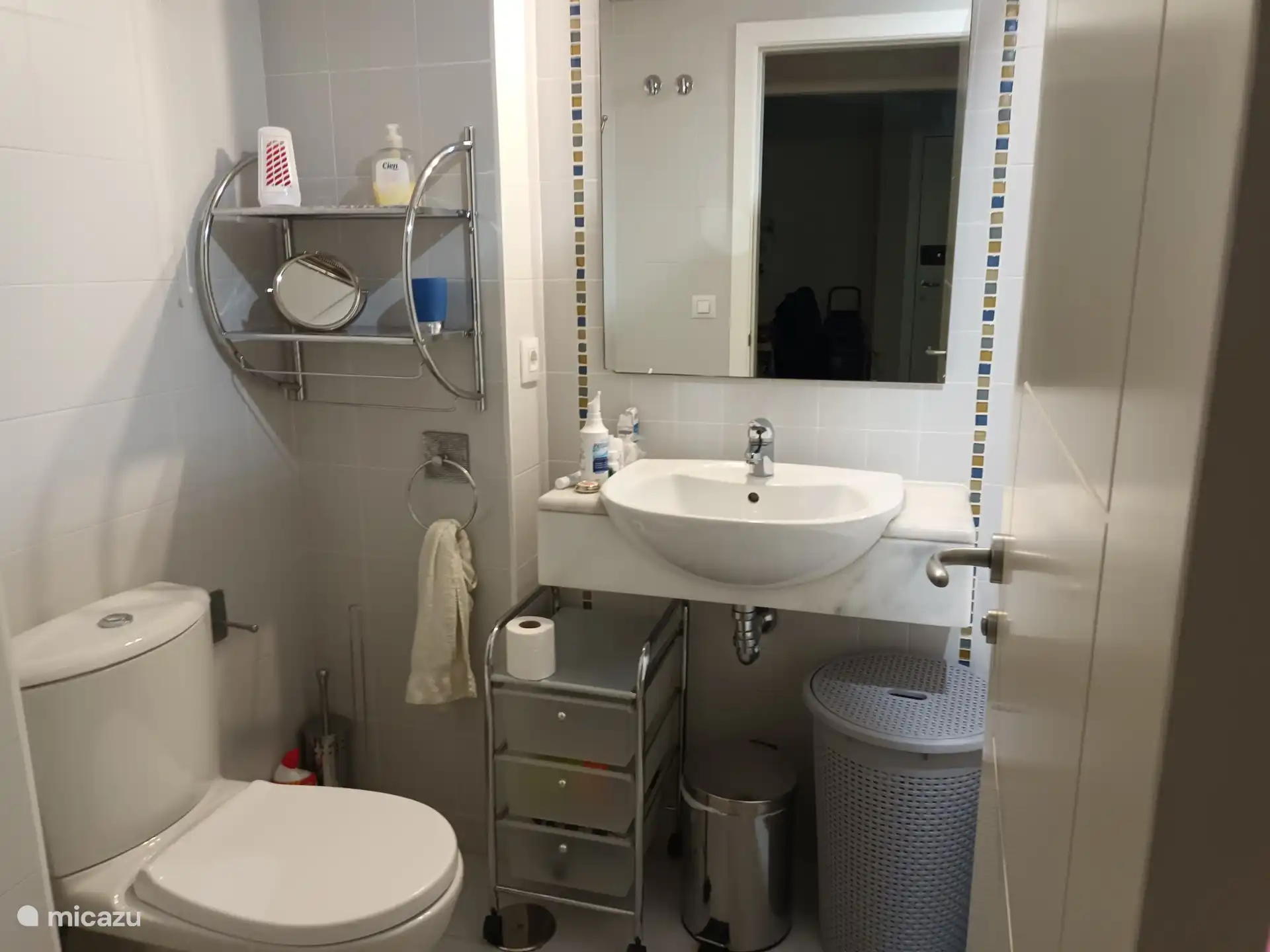 Salle de bain avec baignoire