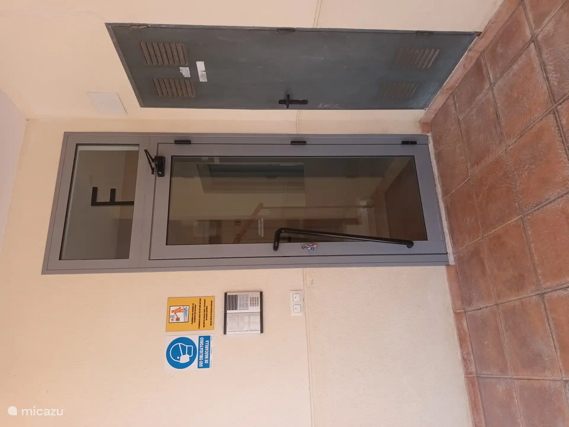 Entrée de l'immeuble F, 4ème étage, porte B