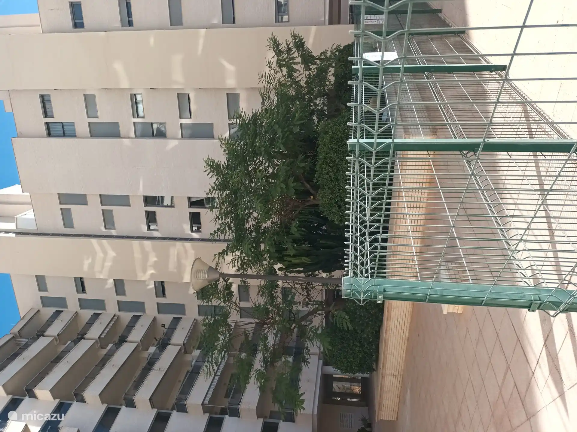 Appartement arrière avec vue sur le jardin et la piscine