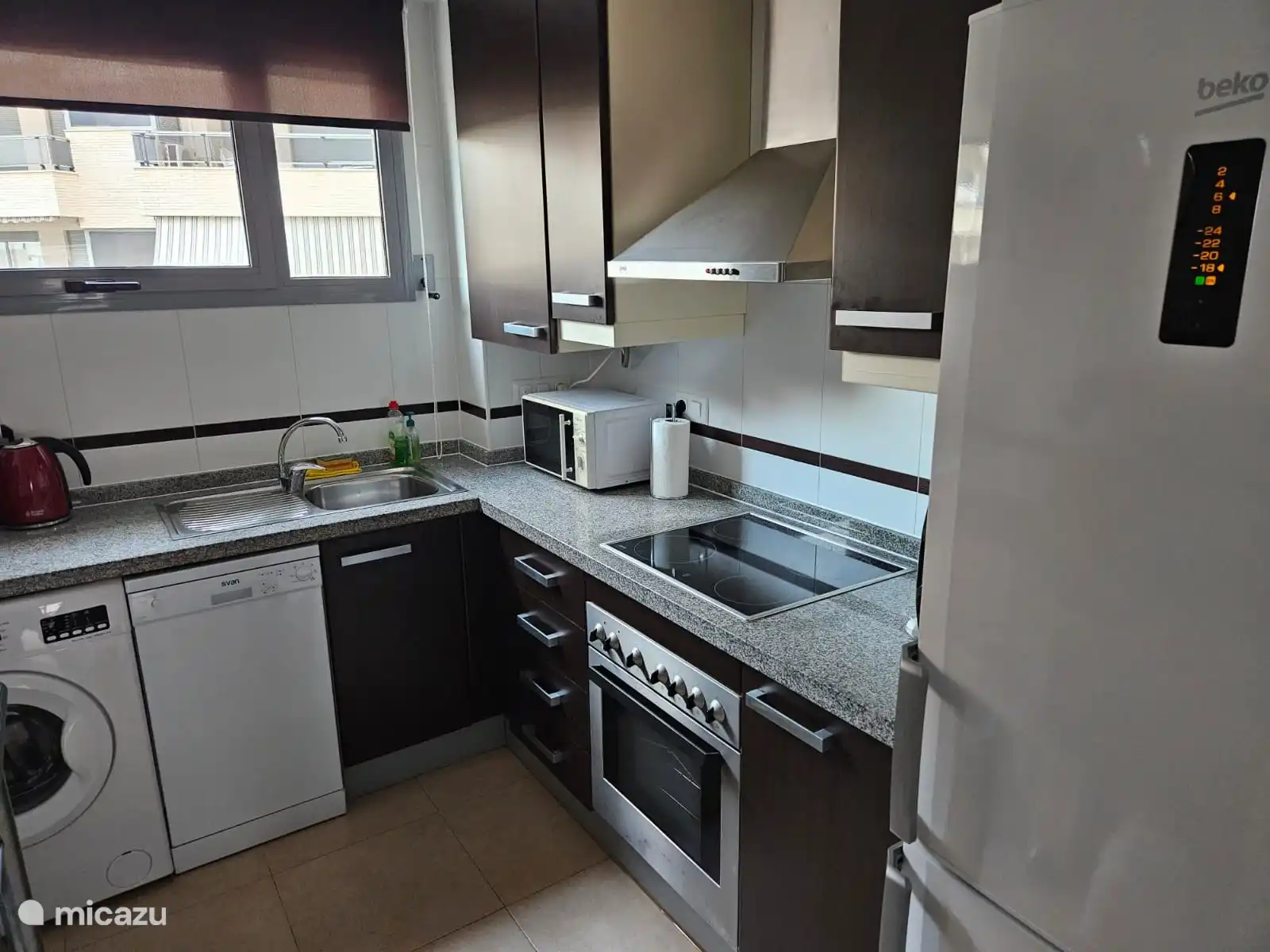 Cuisine avec lave-linge, lave-vaisselle et réfrigérateur-congélateur 