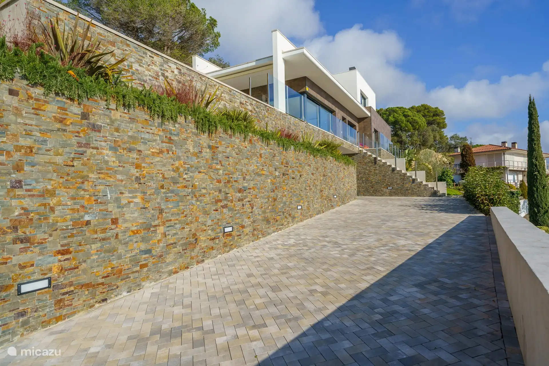 Private Einfahrt, mit elektrischem Tor verschlossen