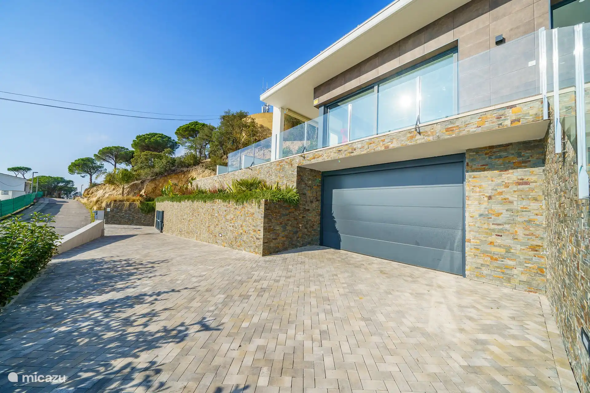 Die Garage steht ausschließlich der privaten Nutzung zur Verfügung, bietet aber ausreichend Platz für mindestens 2 Autos