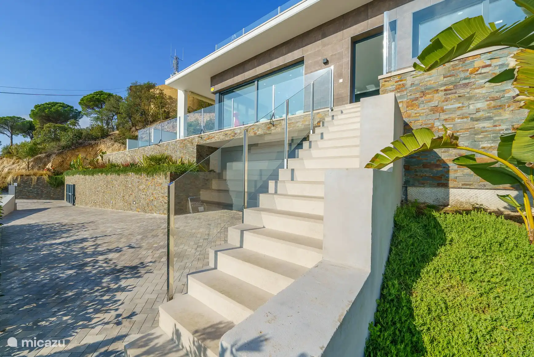 Die Treppe zum Eingang