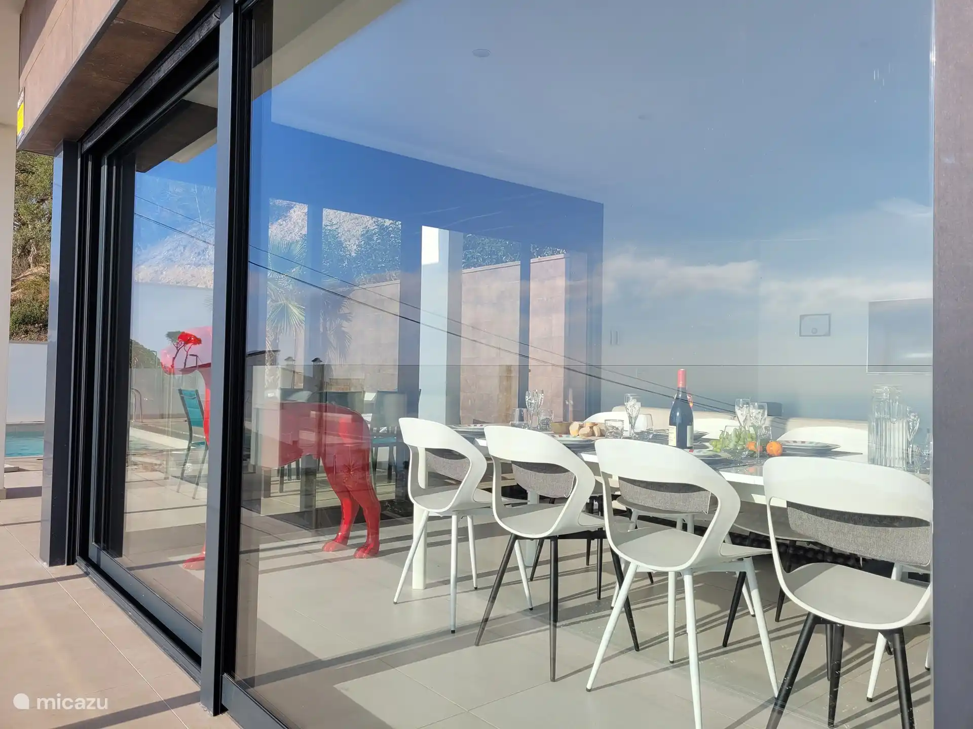 Durch die Terrassentüren gelangen Sie direkt zum Schwimmbad