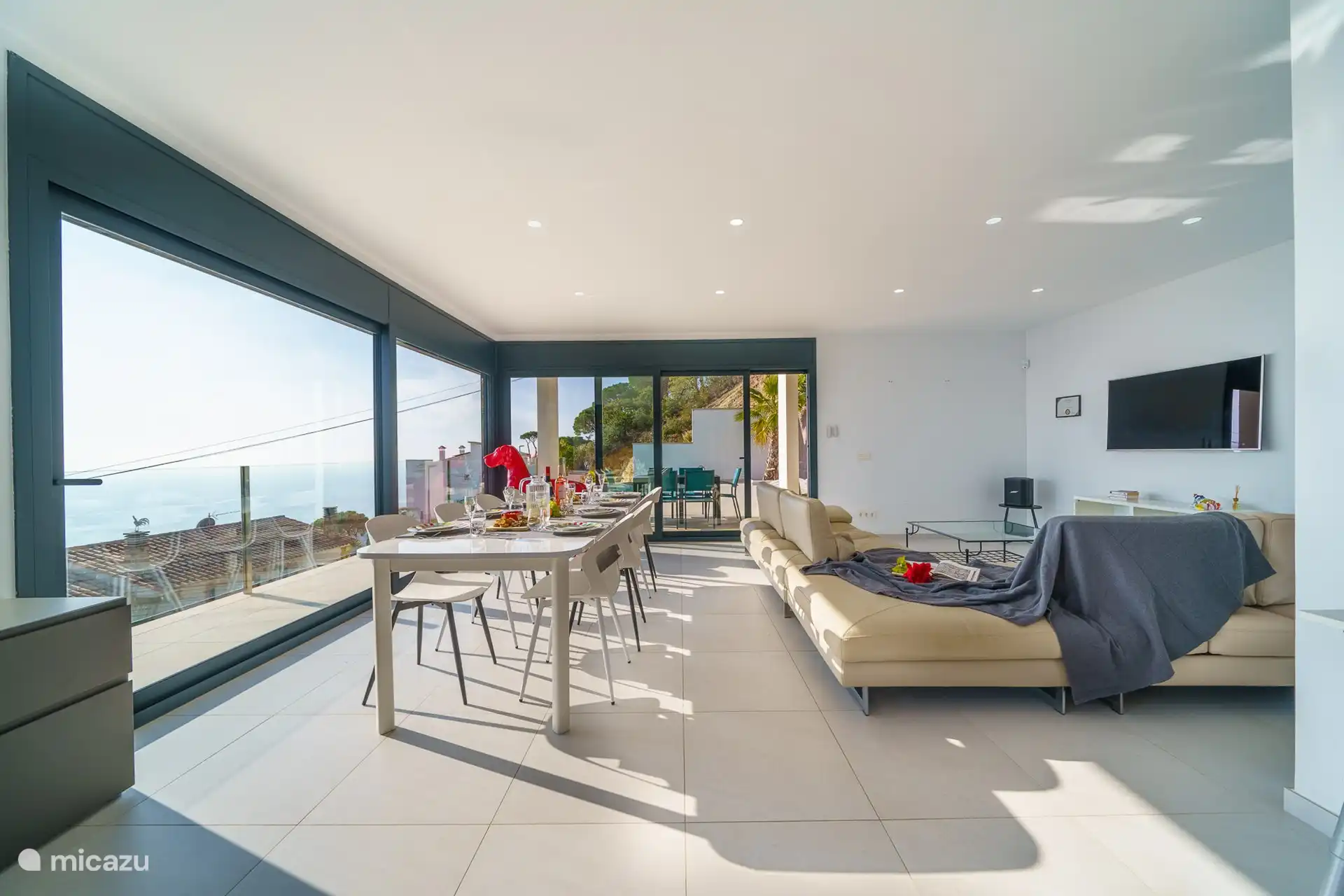 Es gibt einen Fernseher, der mit dem Internet verbunden und mit einem Kabel ausgestattet ist, um Ihre Dienste zu streamen