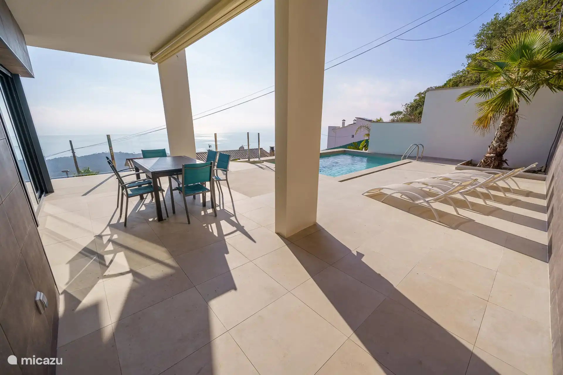 Poolbereich mit 4 Sonnenliegen