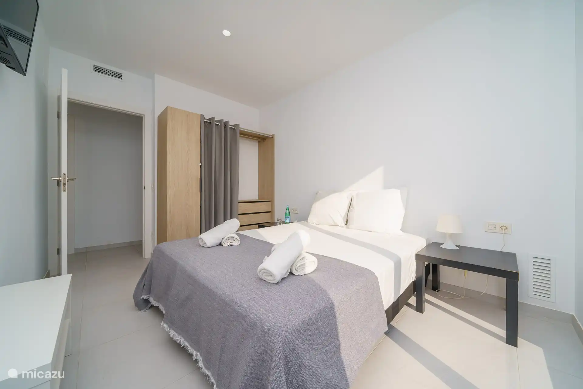 Ein Doppelbett und ein Kleiderschrank