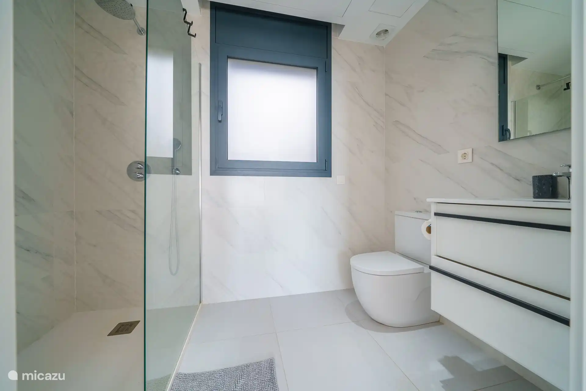 Schräg gegenüber finden Sie Badezimmer 2