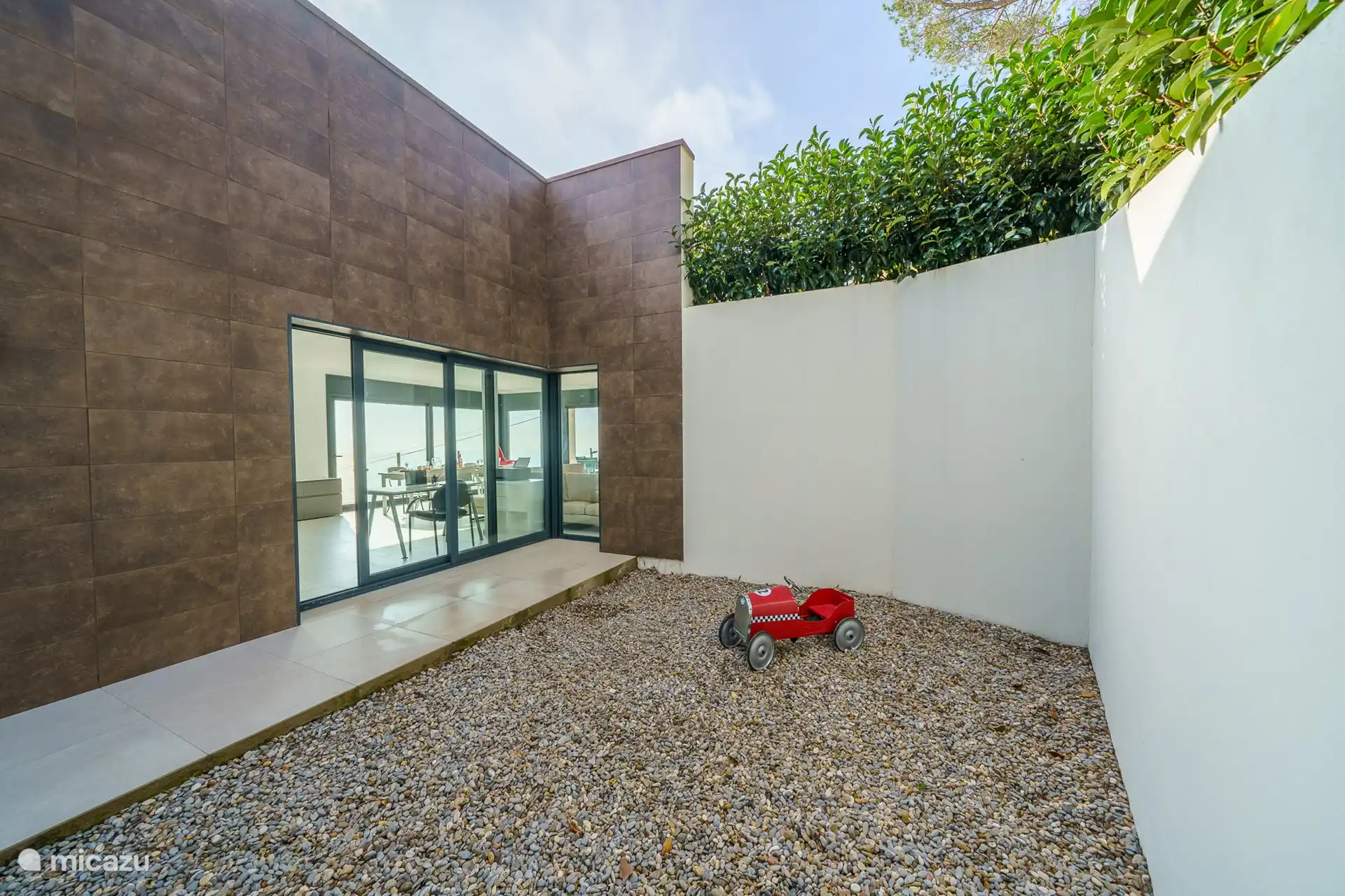 Hinter dem Schreibtisch, gegenüber dem Eingang, gelangen Sie durch die französischen Türen auf die Terrasse