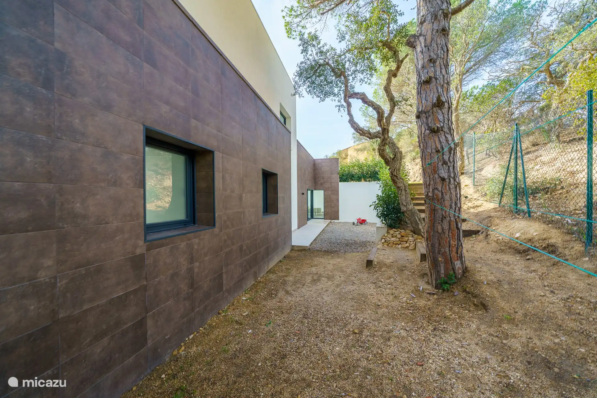 Hier können Sie Ihre Wäsche auf den vorhandenen Wäscheleinen aufhängen