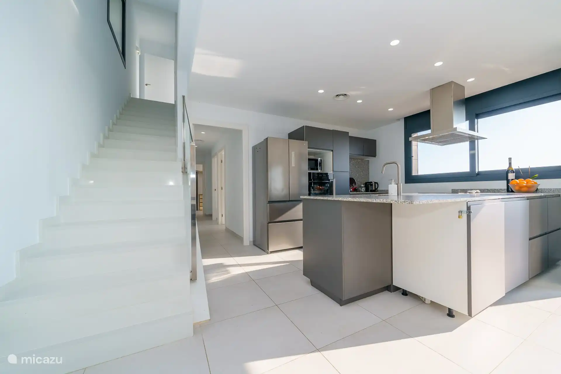 Zurück im Wohnzimmer gelangen Sie über die Treppe in den 1. Stock