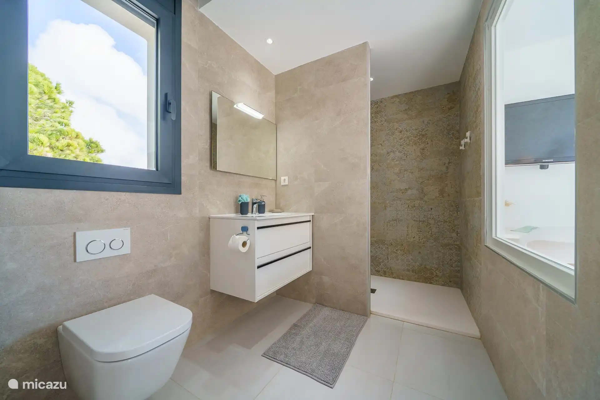 Mit großer Dusche und Toilette