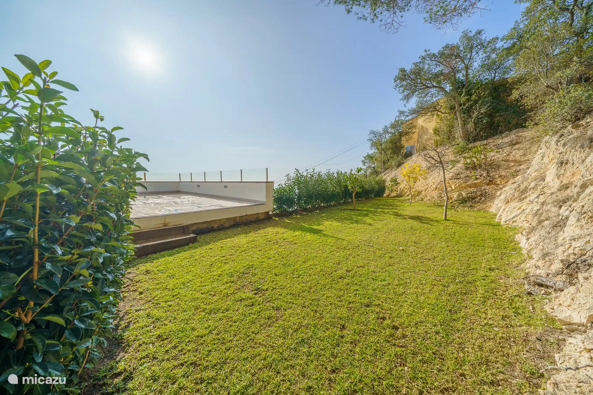 Eine weitere große Rasenfläche befindet sich in der Nähe der obersten Etage