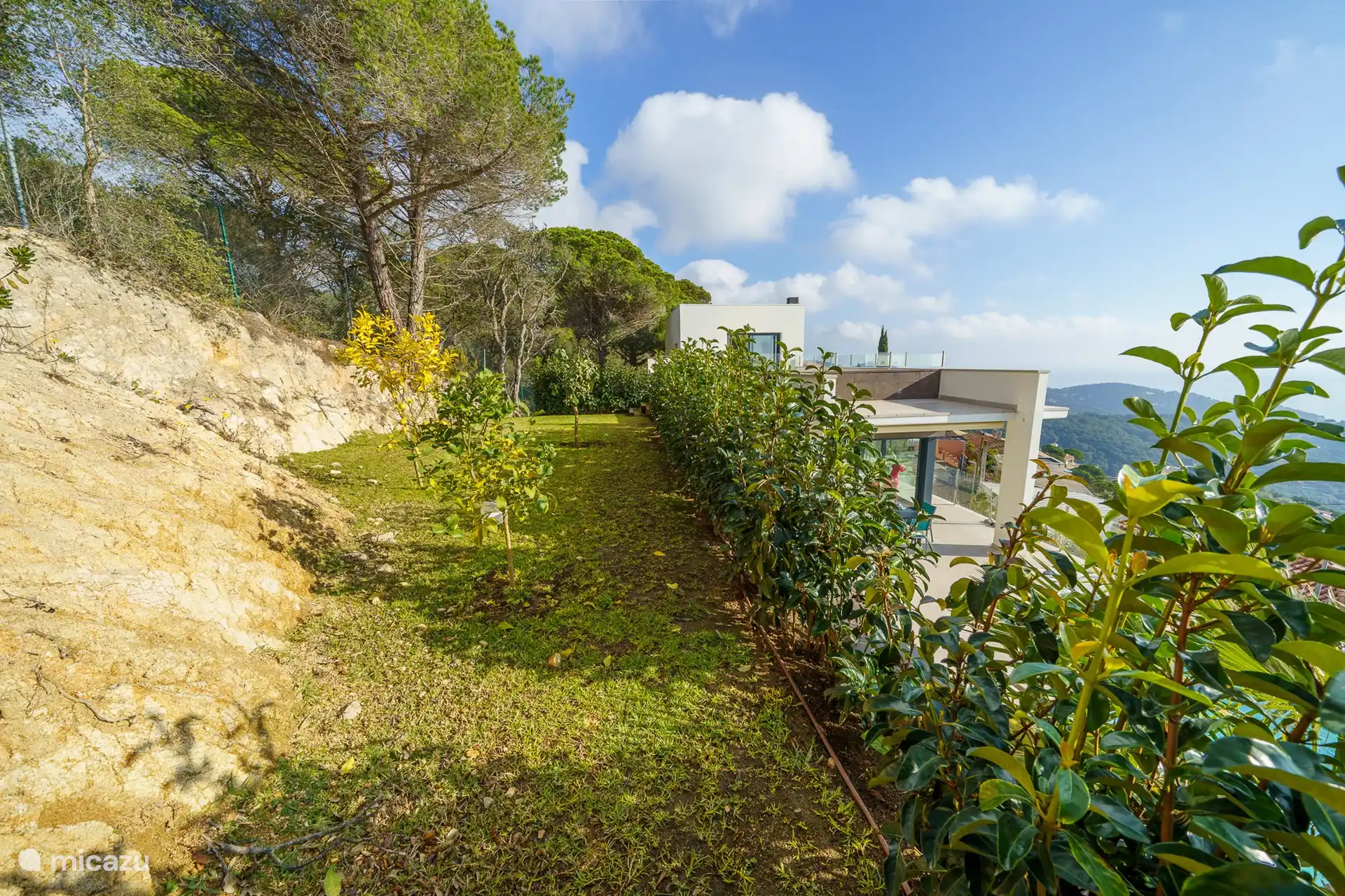 Hier können Sie die Villa von der Terrasse hoch oben sehen