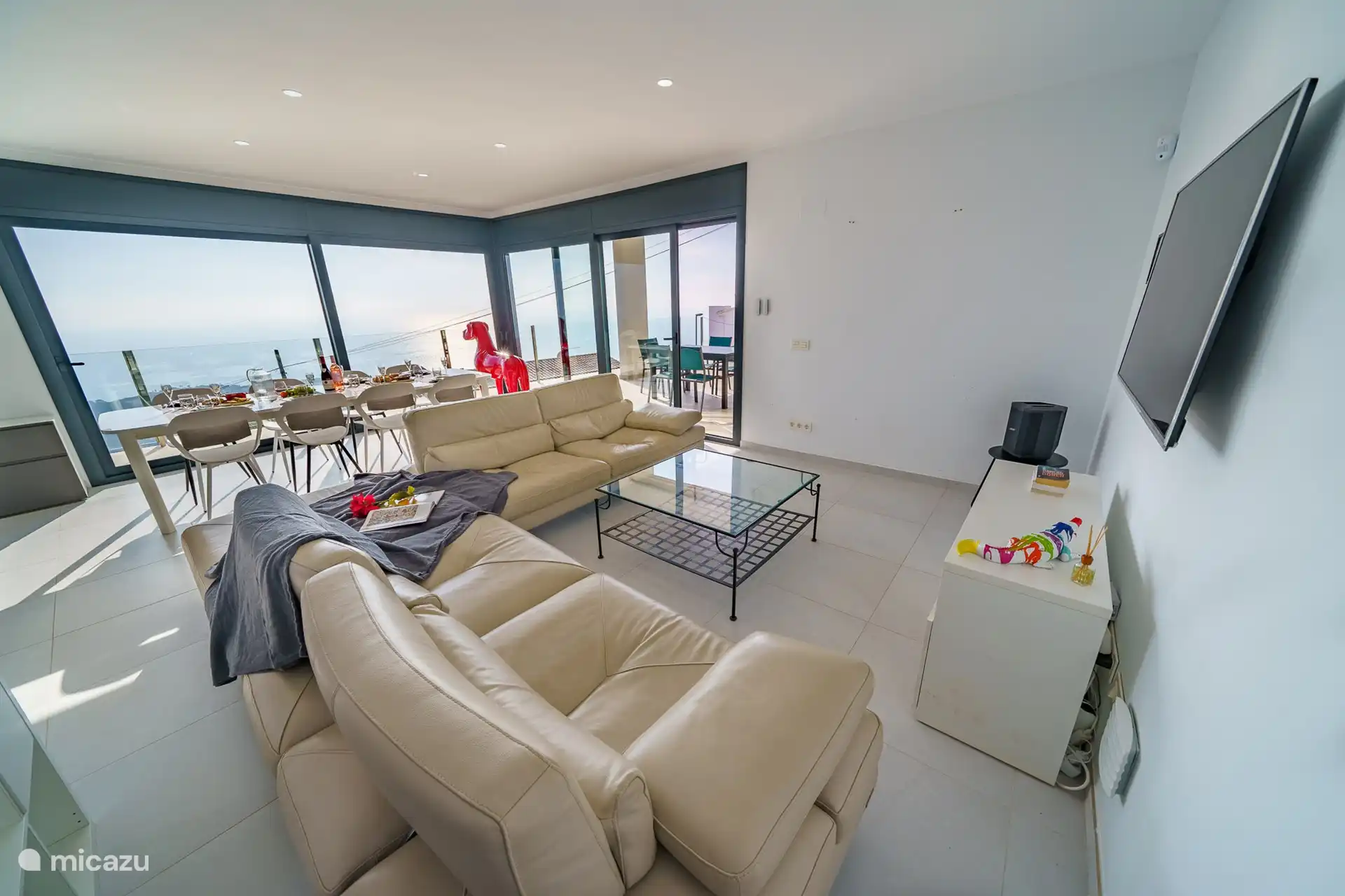 Das Wohnzimmer verfügt über ein Ledersofa 