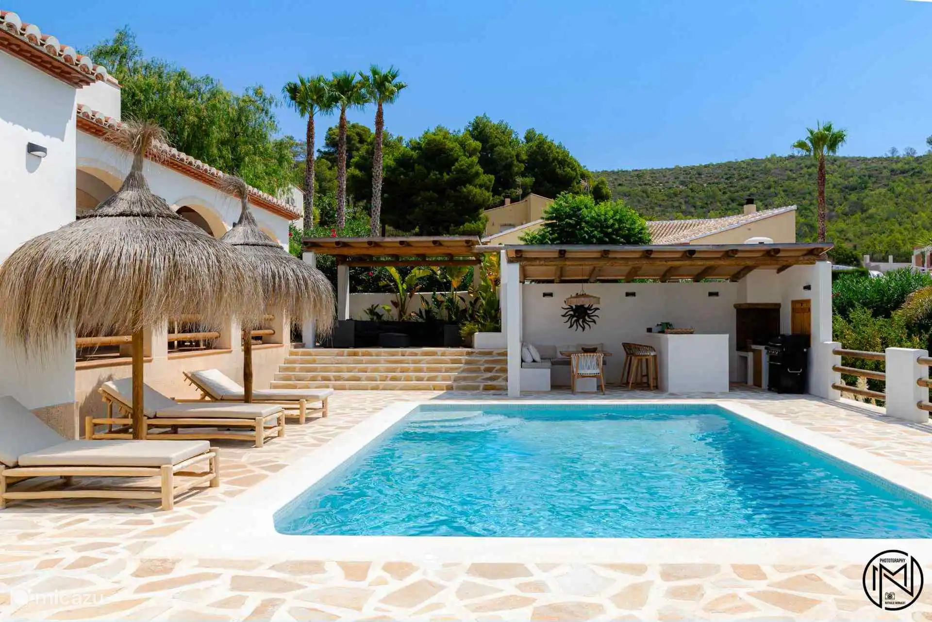 Main photo : Swimming pool with outdoor kitchen