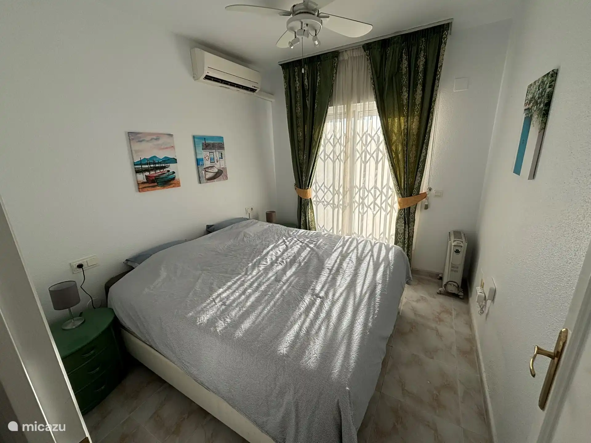 Schlafzimmer im Obergeschoss mit Balkon