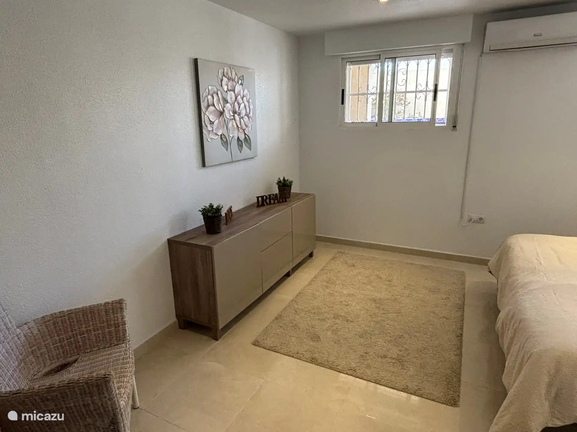 Schlafzimmer im Erdgeschoss, Kommode