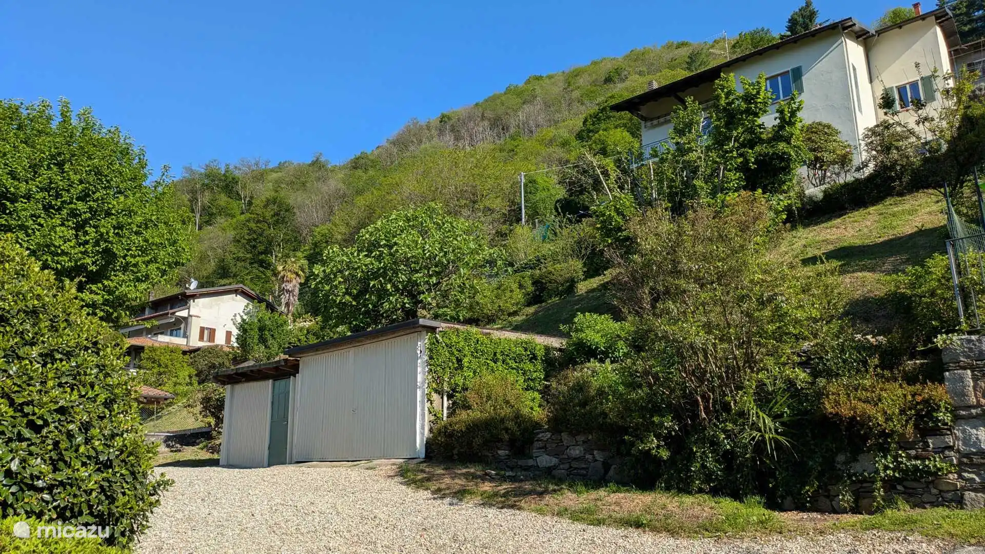 Parkplatz (en) im Erdgeschoss