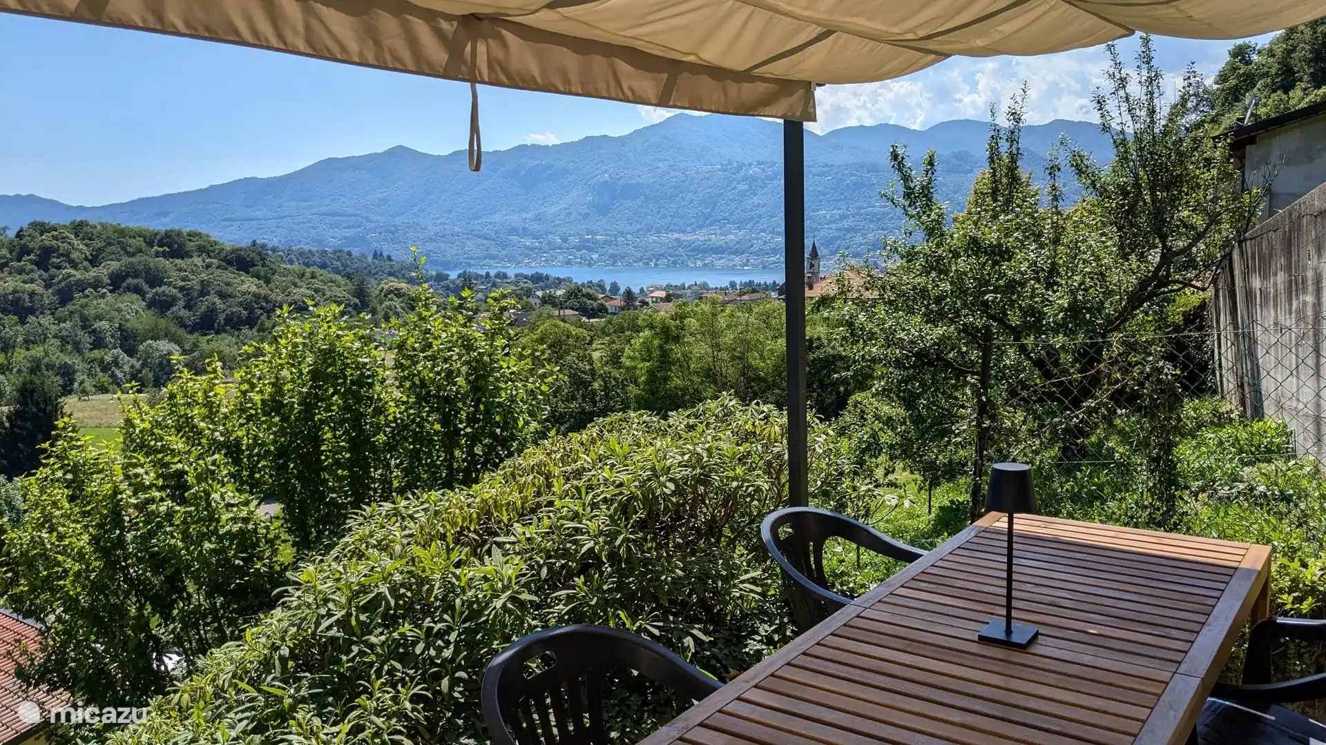 Terrasse im Erdgeschoss mit Pergola