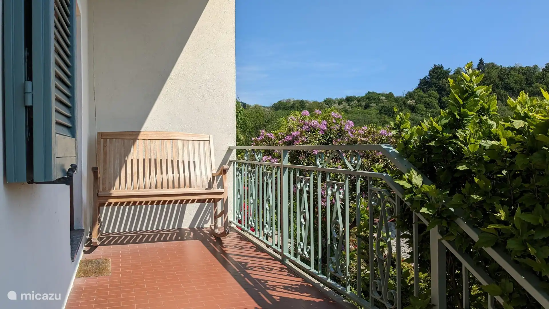 Schaukelbank im Erdgeschoss