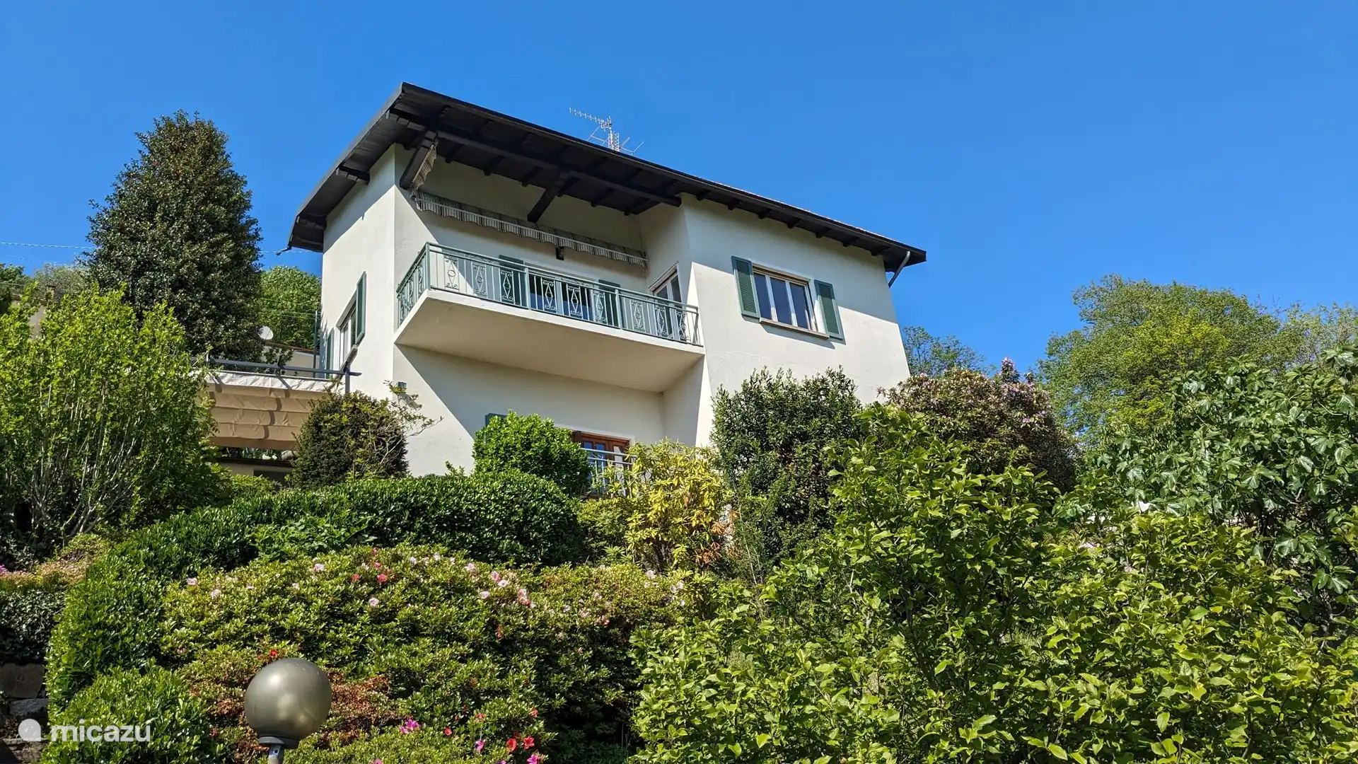 Das Haus mit Garten und Pergola