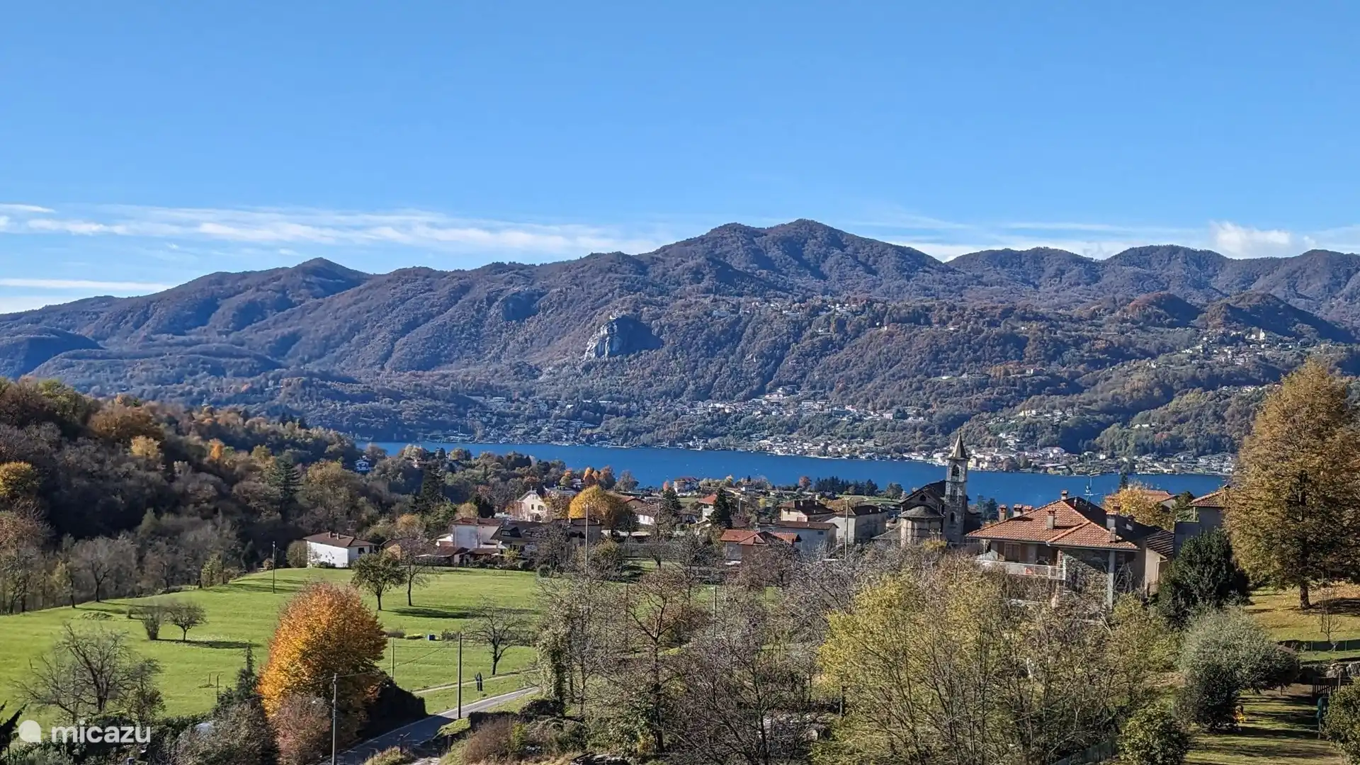 Blick auf den See und die Berge