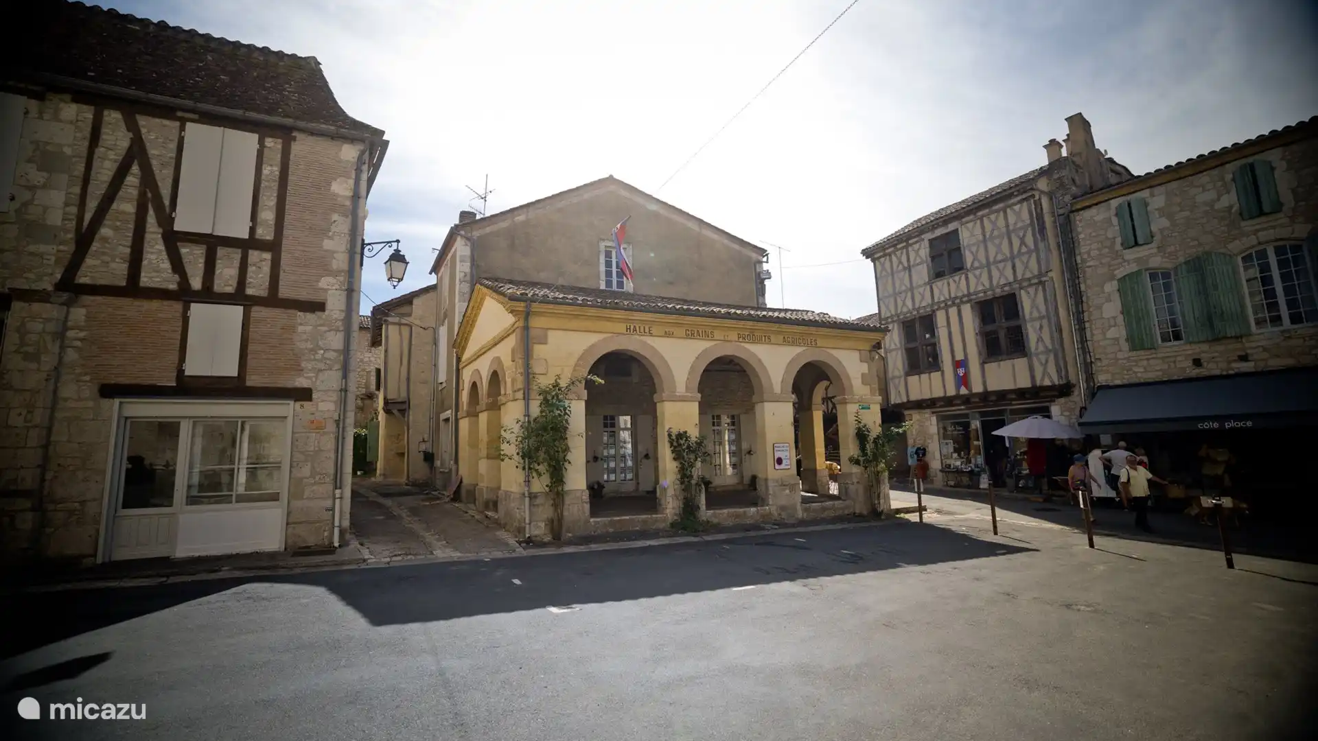 Hier finden Sie sonntagmorgens in der Stadt Issigeac, 9 km von Ihrem Haus entfernt, einen der schönsten lokalen Märkte der Dordogne statt.