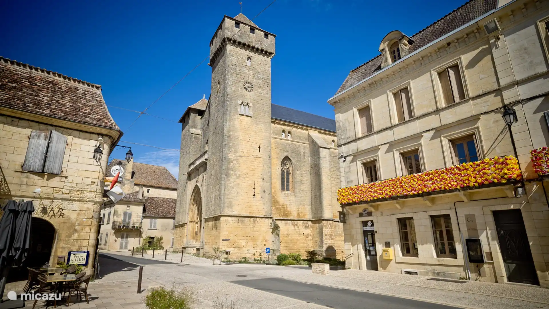 Beaumont du Perigord, Bastille-Dorf in der Nähe mit verschiedenen Annehmlichkeiten wie Restaurants, Supermarkt, Bäckerei, Blumenladen, Friseur und weiteren lokalen Unternehmern
