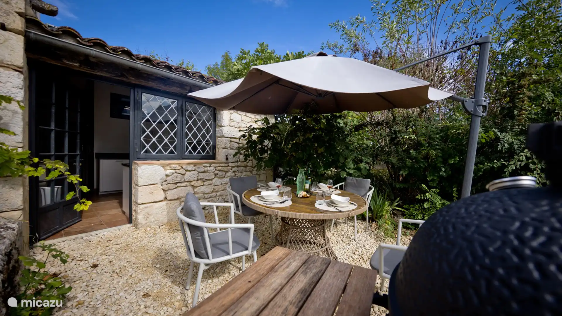 Einer der Sitzbereiche ist direkt von der Küche aus zugänglich