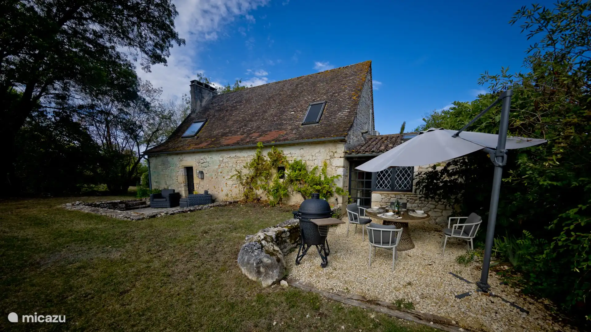 Terrasse mit Kamado-Grill
