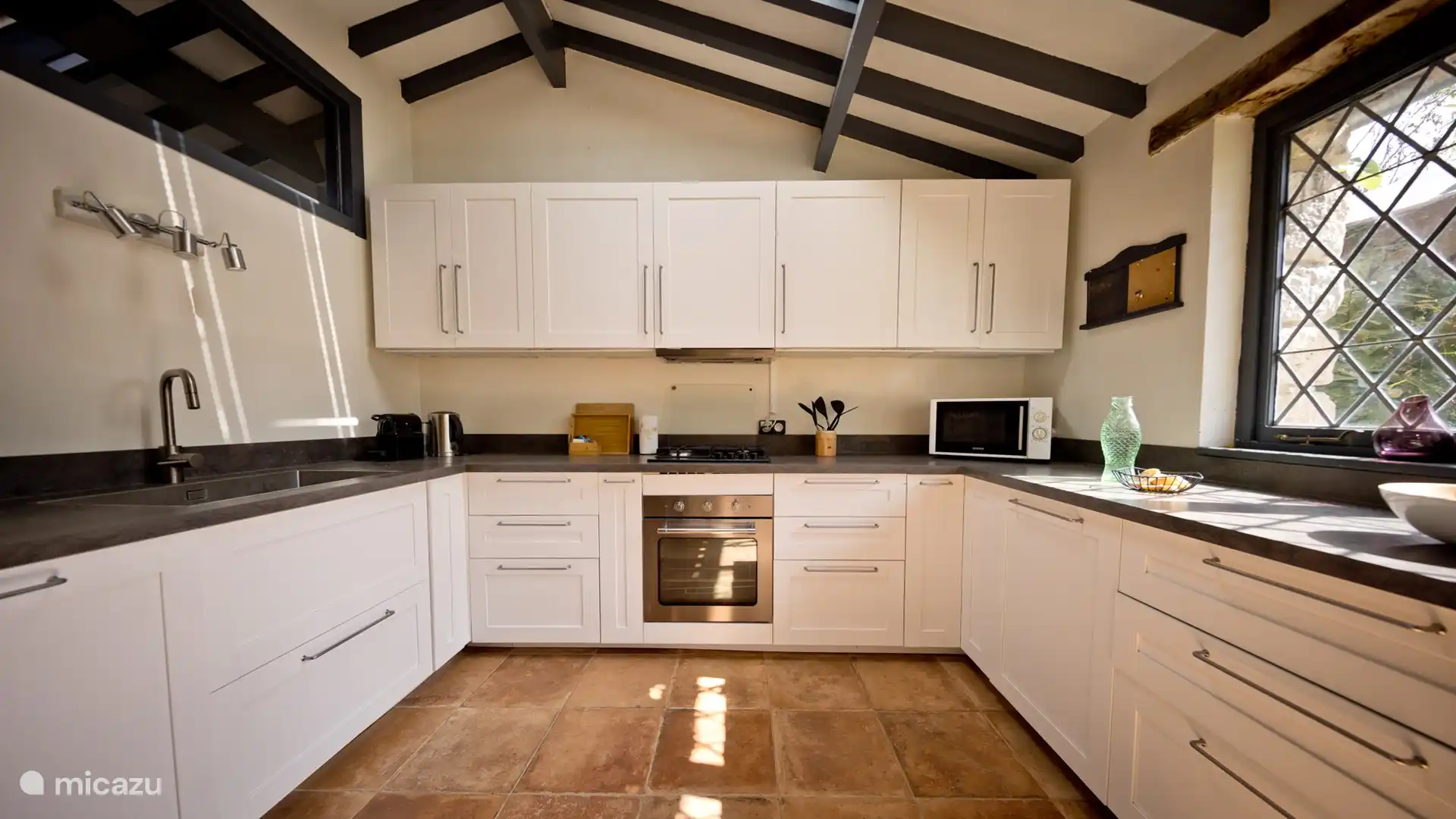 Voll ausgestattete Küche