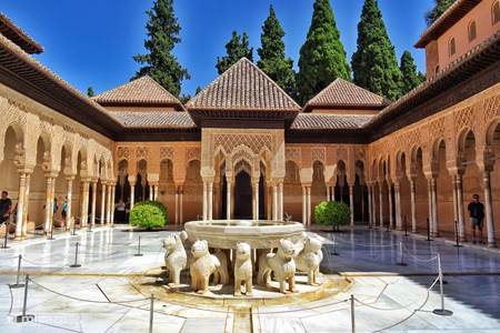 Besuchen Sie die einzigartigen Alhambra-Paläste!