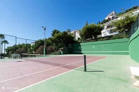 Nuestros huéspedes pueden utilizar la zona común, incluida la pista de tenis, de forma gratuita.